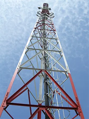 Pylône de télécommunications en acier angulaire