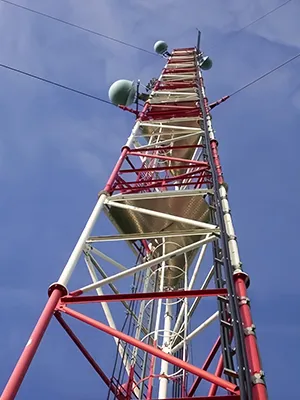 Tour de télécommunication haubanée