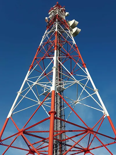 Pylône de télécommunications en acier tubulaire