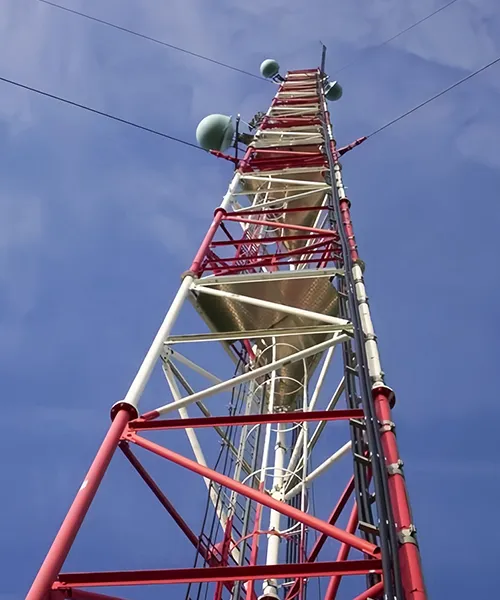 Tour de télécommunication haubanée (Mât haubané)