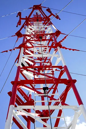 Tour de télécommunication haubanée (Mât haubané)