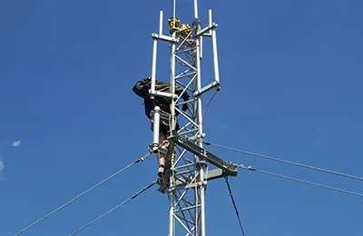 Tour de télécommunication haubanée de 50 m