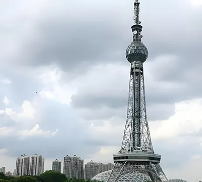 Pylône TV de radiodiffusion installé dans un parc public